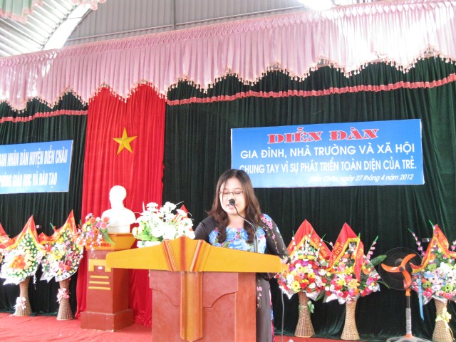 Bà Lê Thị Hương Sen – Phó Chủ tịch Công đoàn ngành GD&ĐT Nghệ An đọc diễn văn khai mạc