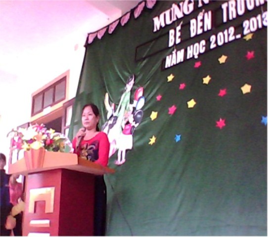 Cô Đậu Thị Lý - Hiệu trưởng nhà trường đọc diễn văn khai giảng năm học 2012-2013