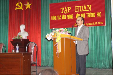 Thầy giáo: Phan Xuân Tuấn - Hiệu trưởng trường Trung cấp Nghề Công nghệ và Truyền thông Nghệ An Phát biểu chào mừng 110 học viên tham gia lớp bồi dưỡng