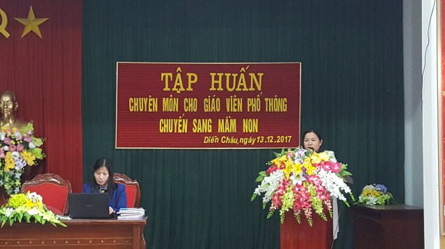 Cô giáo Nguyễn Thị Hương - Phó trưởng phòng Giáo dục và Đào tạo khai mạc lớp tập huấn