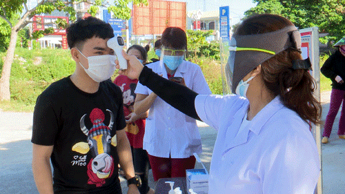 rung tâm y tế Diễn Châu kiểm tra thân nhiệt và xét nghiệm test nhanh Sars Cov 2 cho 280 học sinh dự kỳ thi tốt nghiệp THPT của 2 xã Diễn Thịnh và Minh Châu