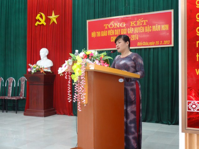 Bà Nguyễn Thị Hương – Phó trưởng phòng GD&ĐT đánh giá, rút kinh nghiệm trong tổ chức Hội thi