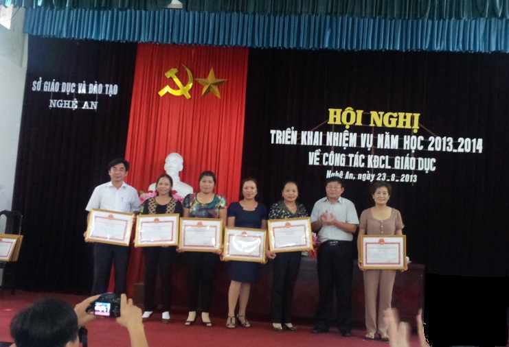 Ông Thái Huy Vinh - Phó Giám đốc Sở GD&ĐT Nghệ An trao giấy chứng nhận KĐCLGD cho các đơn vị.