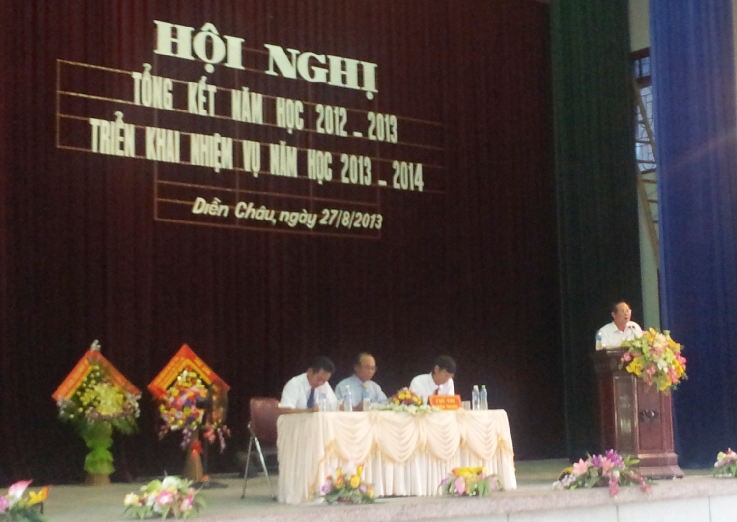 Ông Lê Văn Cầm - UVBCH Đảng bộ tỉnh, Bí thư huyện ủy Diễn Châu phát biểu tại Hội nghị.