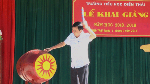 Đồng chí Trần Văn Cương – Bí thư huyện ủy - Chủ tịch HĐND huyện Diễn Châu đánh trống khai giảng năm học mới tại Trường Tiểu học Diễn Thái