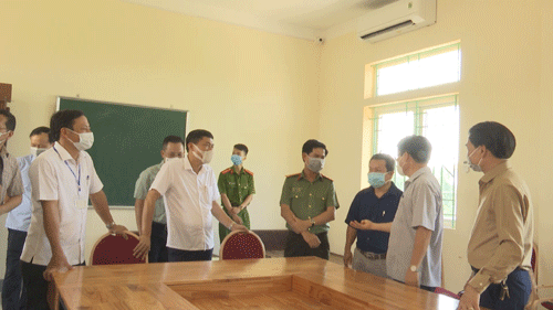 Đ/c Bùi Đình Long- Phó Chủ tịch UBND tỉnh Nghệ An dẫn đầu đã đi kiểm tra công tác chuẩn bị thi vào lớp 10 tại Diễn Châu