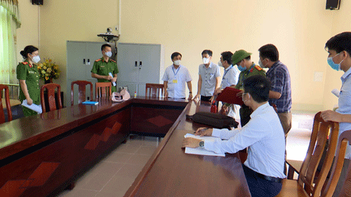 Đoàn do Đồng chí Hà Xuân Quang- Bí thư Huyện ủy kiểm tra công tác chuẩn bị thi trên địa bàn huyện
